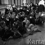 Lata 50., Warszawa, Polska.
XV Liceum Ogólnokształcące im. Narcyzy Żmichowskiej, n/z akademia na cześć Rabindranatha Tagore'a.
Fot. Irena Jarosińska, zbiory Fundacji Ośrodka KARTA