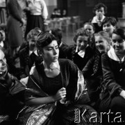 Lata 50., Warszawa, Polska.
XV Liceum Ogólnokształcące im. Narcyzy Żmichowskiej, n/z akademia na cześć Rabindranatha Tagore'a.
Fot. Irena Jarosińska, zbiory Fundacji Ośrodka KARTA