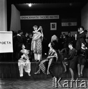 Lata 50., Warszawa, Polska.
XV Liceum Ogólnokształcące im. Narcyzy Żmichowskiej, n/z akademia na cześć Rabindranatha Tagore'a.
Fot. Irena Jarosińska, zbiory Fundacji Ośrodka KARTA