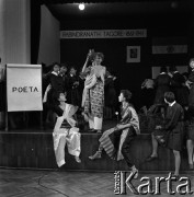 Lata 50., Warszawa, Polska.
XV Liceum Ogólnokształcące im. Narcyzy Żmichowskiej, n/z akademia na cześć Rabindranatha Tagore'a.
Fot. Irena Jarosińska, zbiory Fundacji Ośrodka KARTA