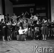 Lata 50., Warszawa, Polska.
XV Liceum Ogólnokształcące im. Narcyzy Żmichowskiej, n/z akademia na cześć Rabindranatha Tagore'a.
Fot. Irena Jarosińska, zbiory Fundacji Ośrodka KARTA