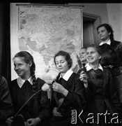 Lata 50., Warszawa, Polska.
XV Liceum Ogólnokształcące im. Narcyzy Żmichowskiej, n/z akademia na cześć Rabindranatha Tagore'a.
Fot. Irena Jarosińska, zbiory Fundacji Ośrodka KARTA