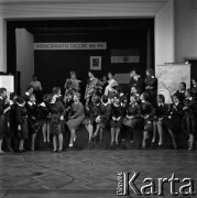 Lata 50., Warszawa, Polska.
XV Liceum Ogólnokształcące im. Narcyzy Żmichowskiej, n/z akademia na cześć Rabindranatha Tagore'a.
Fot. Irena Jarosińska, zbiory Fundacji Ośrodka KARTA