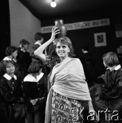 Lata 50., Warszawa, Polska.
XV Liceum Ogólnokształcące im. Narcyzy Żmichowskiej, n/z akademia na cześć Rabindranatha Tagore'a.
Fot. Irena Jarosińska, zbiory Fundacji Ośrodka KARTA