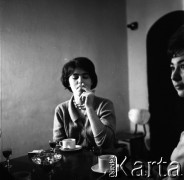 Lata 50., Warszawa, Polska.
Kawiarnia.
Fot. Irena Jarosińska, zbiory Fundacji Ośrodka KARTA