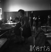 Lata 60., Warszawa, Polska.
Eksperymentalna Szkoła Podstawowa nr 176 przy placu Inwalidów.
Fot. Irena Jarosińska, zbiory Fundacji Ośrodka KARTA