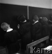 Lata 60., Warszawa, Polska.
Eksperymentalna Szkoła Podstawowa nr 176 przy placu Inwalidów.
Fot. Irena Jarosińska, zbiory Fundacji Ośrodka KARTA