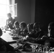 Lata 60., Warszawa, Polska.
Eksperymentalna Szkoła Podstawowa nr 176 przy placu Inwalidów.
Fot. Irena Jarosińska, zbiory Fundacji Ośrodka KARTA