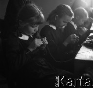 Lata 60., Warszawa, Polska.
Eksperymentalna Szkoła Podstawowa nr 176 przy placu Inwalidów.
Fot. Irena Jarosińska, zbiory Fundacji Ośrodka KARTA
