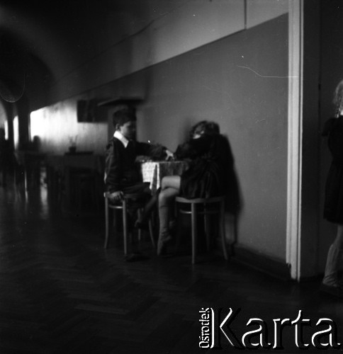 Lata 60., Warszawa, Polska.
Eksperymentalna Szkoła Podstawowa nr 176 przy placu Inwalidów.
Fot. Irena Jarosińska, zbiory Fundacji Ośrodka KARTA