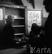 Lata 60., Warszawa, Polska.
Eksperymentalna Szkoła Podstawowa nr 176 przy placu Inwalidów.
Fot. Irena Jarosińska, zbiory Fundacji Ośrodka KARTA