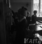 Lata 60., Warszawa, Polska.
Eksperymentalna Szkoła Podstawowa nr 176 przy placu Inwalidów.
Fot. Irena Jarosińska, zbiory Fundacji Ośrodka KARTA