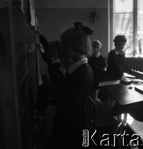 Lata 60., Warszawa, Polska.
Eksperymentalna Szkoła Podstawowa nr 176 przy placu Inwalidów.
Fot. Irena Jarosińska, zbiory Fundacji Ośrodka KARTA