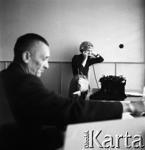 17.06.1960, Warszawa, Polska.
XVII Liceum Ogólnokształcące im. Andrzeja Frycza Modrzewskiego, n/z sekretariat szkolny.
Fot. Irena Jarosińska, zbiory Fundacji Ośrodka KARTA