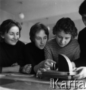 17.06.1960, Warszawa, Polska.
XVII Liceum Ogólnokształcące im. Andrzeja Frycza Modrzewskiego.
Fot. Irena Jarosińska, zbiory Fundacji Ośrodka KARTA
