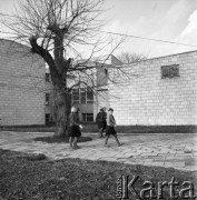 Lata 60., Pińczów, Polska.
Liceum Ogólnokształcące imienia Hugona Kołłątaja. Uczennice przed budynkiem szkoły, która została utworzona w 1551 roku jako Gimnazjum Pińczowskie.
Fot. Irena Jarosińska, zbiory Ośrodka KARTA