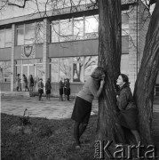 Lata 60., Pińczów, Polska.
Liceum Ogólnokształcące imienia Hugona Kołłątaja. Uczennice przy drzewie rosnącym przed budynkiem szkoły, która została utworzona w 1551 roku jako Gimnazjum Pińczowskie.
Fot. Irena Jarosińska, zbiory Ośrodka KARTA