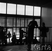 1961, Warszawa, Polska.
Szkoła podstawowa nr 171 im. Wojska Polskiego (obecnie nieistniejąca) przy ulicy Emilii Plater.
Fot. Irena Jarosińska, zbiory Fundacji Ośrodka KARTA