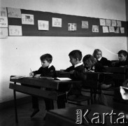 1961, Warszawa, Polska.
Szkoła podstawowa nr 171 im. Wojska Polskiego (obecnie nieistniejąca) przy ulicy Emilii Plater.
Fot. Irena Jarosińska, zbiory Fundacji Ośrodka KARTA