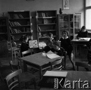 1961, Warszawa, Polska.
Szkoła podstawowa nr 171 im. Wojska Polskiego (obecnie nieistniejąca) przy ulicy Emilii Plater, n/z uczennice w bibliotece.
Fot. Irena Jarosińska, zbiory Fundacji Ośrodka KARTA