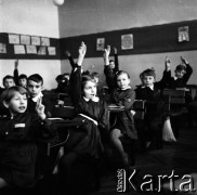 1961, Warszawa, Polska.
Szkoła podstawowa nr 171 im. Wojska Polskiego (obecnie nieistniejąca) przy ulicy Emilii Plater.
Fot. Irena Jarosińska, zbiory Fundacji Ośrodka KARTA