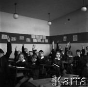 1961, Warszawa, Polska.
Szkoła podstawowa nr 171 im. Wojska Polskiego (obecnie nieistniejąca) przy ulicy Emilii Plater.
Fot. Irena Jarosińska, zbiory Fundacji Ośrodka KARTA