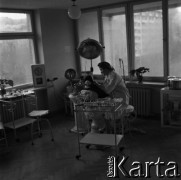 1961, Warszawa, Polska.
Szkoła podstawowa nr 171 im. Wojska Polskiego (obecnie nieistniejąca) przy ulicy Emilii Plater, n/z szkolny gabinet dentystyczny.
Fot. Irena Jarosińska, zbiory Fundacji Ośrodka KARTA