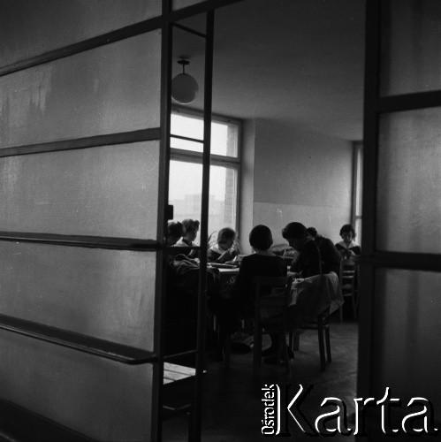 1961, Warszawa, Polska.
Szkoła podstawowa nr 171 im. Wojska Polskiego (obecnie nieistniejąca) przy ulicy Emilii Plater.
Fot. Irena Jarosińska, zbiory Fundacji Ośrodka KARTA