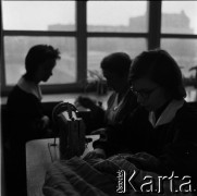 1961, Warszawa, Polska.
Szkoła podstawowa nr 171 im. Wojska Polskiego (obecnie nieistniejąca) przy ulicy Emilii Plater, n/z zajęcia z szycia.
Fot. Irena Jarosińska, zbiory Fundacji Ośrodka KARTA