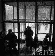 1961, Warszawa, Polska.
Szkoła podstawowa nr 171 im. Wojska Polskiego (obecnie nieistniejąca) przy ulicy Emilii Plater.
Fot. Irena Jarosińska, zbiory Fundacji Ośrodka KARTA