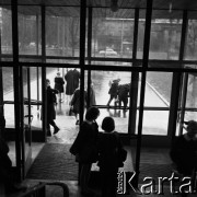 1961, Warszawa, Polska.
Szkoła podstawowa nr 171 im. Wojska Polskiego (obecnie nieistniejąca) przy ulicy Emilii Plater.
Fot. Irena Jarosińska, zbiory Fundacji Ośrodka KARTA