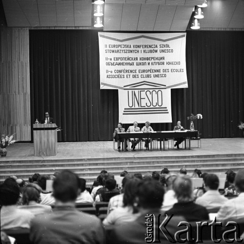 1976, Toruń, Polska.
II Europejska Konferencja Szkół Stowarzyszonych i Klubów UNESCO. Przemawia pan Aziz.
Fot. Irena Jarosińska, zbiory Ośrodka KARTA