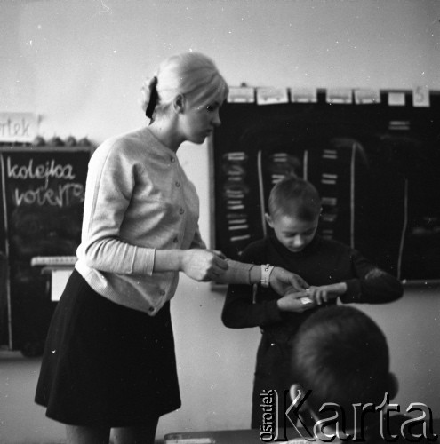 Lata 60., Warszawa, Polska.
Zajęcia dla trudnych dzieci. Na zdjęciu nauczycielka i uczeń.
Fot. Irena Jarosińska, zbiory Ośrodka KARTA