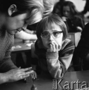 Lata 60., Warszawa, Polska.
Zajęcia dla trudnych dzieci. Na zdjęciu dziewczynka pod opieką nauczycielki.
Fot. Irena Jarosińska, zbiory Ośrodka KARTA