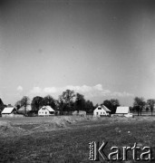 1.05.1954, Starogard Gdański, Polska.
Zabudowania wiejskie.
Fot. Irena Jarosińska, zbiory Fundacji Ośrodka KARTA