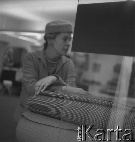 Lata 50., Warszawa, Polska.
Klientka ogląda tkaniny w salonie Cepelii przy ul. Rutkowskiego (obecnie Chmielna).
Fot. Irena Jarosińska, zbiory Ośrodka KARTA 
