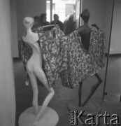 Lata 50., Warszawa, Polska.
Tkaniny na rzeźbach w salonie Cepelii przy ul. Rutkowskiego (obecnie Chmielna). 
Fot. Irena Jarosińska, zbiory Ośrodka KARTA