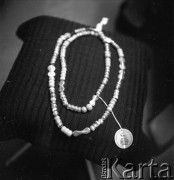 Lata 50., Warszawa, Polska.
Biżuteria z salonu Cepelii przy ul. Rutkowskiego (obecnie Chmielna).
Fot. Irena Jarosińska, zbiory Ośrodka KARTA 
