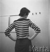 Lata 50., Warszawa, Polska.
Salon Cepelii przy ul. Rutkowskiego (obecnie Chmielna). Kobieta pozuje do zdjęcia.
Fot. Irena Jarosińska, zbiory Ośrodka KARTA