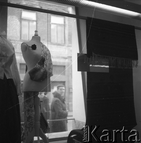 Lata 50., Warszawa, Polska.
Ubrania na wystawie sklepu Cepelii przy ul. Rutkowskiego (obecnie Chmielna).
Fot. Irena Jarosińska, zbiory Ośrodka KARTA 
