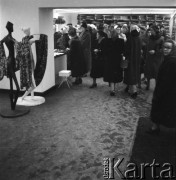 Lata 50., Warszawa, Polska.
Klientki w salonie Cepelii przy ul. Rutkowskiego (obecnie Chmielna). 
Fot. Irena Jarosińska, zbiory Ośrodka KARTA

