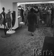 Lata 50., Warszawa, Polska.
Klienci w salonie Cepelii przy ul. Rutkowskiego (obecnie Chmielna). 
Fot. Irena Jarosińska, zbiory Ośrodka KARTA 

