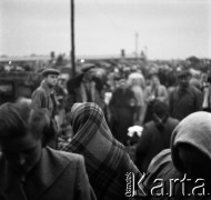 Lata 50., Warszawa, Polska.
Bazar Zieleniak.
Fot. Irena Jarosińska, zbiory Fundacji Ośrodka KARTA