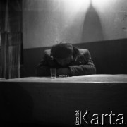 Lata 50., Warszawa, Polska.
Bazar Zieleniak, n/z jadłodajnia, mężczyzna nad kieliszkiem wódki.
Fot. Irena Jarosińska, zbiory Fundacji Ośrodka KARTA