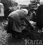 Lata 50., Warszawa, Polska.
Bazar Zieleniak.
Fot. Irena Jarosińska, zbiory Fundacji Ośrodka KARTA