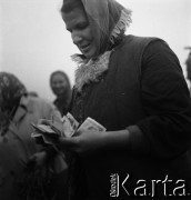 Lata 50., Warszawa, Polska.
Bazar Zieleniak.
Fot. Irena Jarosińska, zbiory Fundacji Ośrodka KARTA