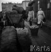 Lata 50., Warszawa, Polska.
Bazar Zieleniak.
Fot. Irena Jarosińska, zbiory Fundacji Ośrodka KARTA