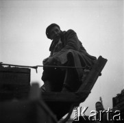 Lata 50., Warszawa, Polska.
Bazar Zieleniak, n/z mężczyzna na wozie.
Fot. Irena Jarosińska, zbiory Fundacji Ośrodka KARTA