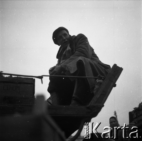 Lata 50., Warszawa, Polska.
Bazar Zieleniak, n/z mężczyzna na wozie.
Fot. Irena Jarosińska, zbiory Fundacji Ośrodka KARTA