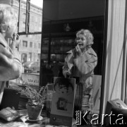 Lata 60., Warszawa, Polska.
Aktorka Bogusława Kożusznik podczas sesji zdjęciowej, n/z w sklepie kosmetycznym.
Fot. Irena Jarosińska, zbiory Fundacji Ośrodka KARTA